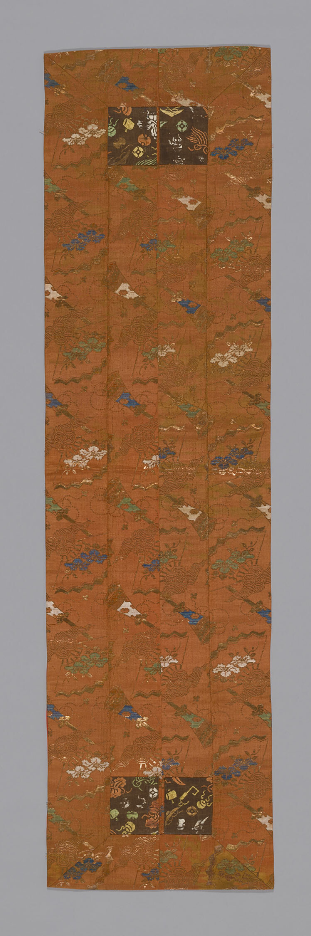 Ein japanisches Kimono mit einem orangen Hintergrund und einem floralen Design, das eine Szene aus der Serie Fifty-Three Stations of the Tokaido zeigt und detailreiche Verzierungen und leuchtende Farben präsentiert.