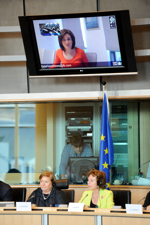 Oberbild: Ein Fernsehsender mit einem Nachrichtensprecher. Unterbild: Eine Gruppe von Menschen, die auf Stühlen sitzen, mit einer Person im Hintergrund.