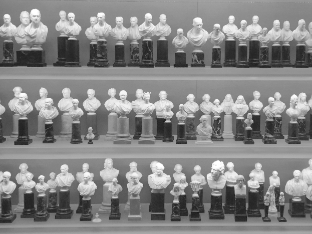 Ein Displayregal mit mehreren Figuren.