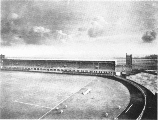 Schwarzes und weißes Foto eines Fußballfeldes mit einem Stadion im Hintergrund, umgeben von Bäumen unter einem bewölkten Himmel, mit dem Text "Stoke City Football Club" unten.