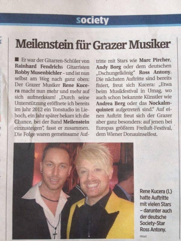 Zwei Männer in Anzügen lächeln in einer Zeitung mit der Überschrift "Grazer Musiker" vom März 2012