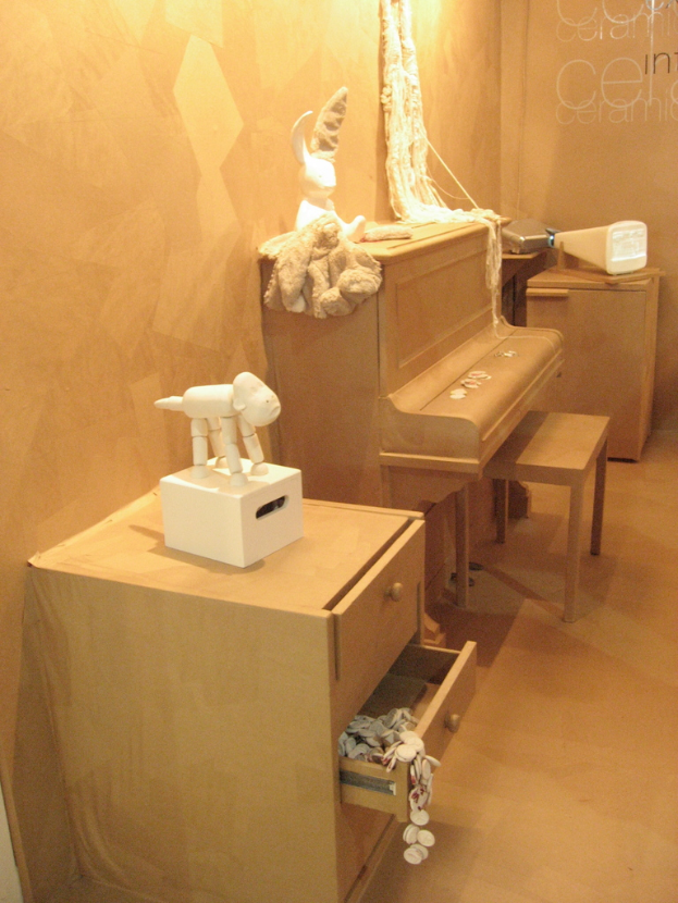 Ein Raum mit Schränken, einer Tastatur, Spielzeug und einer Wand.