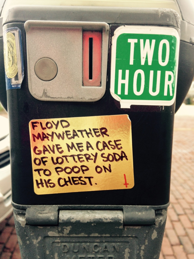 Ein Kasten mit Text im Vordergrund, Fahrzeuge im Hintergrund und ein Weg am Boden.