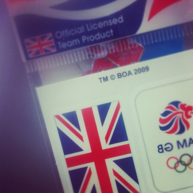 Ein Nahaufnahme eines Ausweises mit der amerikanischen Flagge und dem Text "Kritische Lizenz" auf der Vorderseite.