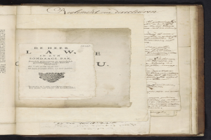 Offenes Buch mit schwarzem Hintergrund und einem Blatt Papier mit Text darauf, das an ein juristisches Buch erinnert.