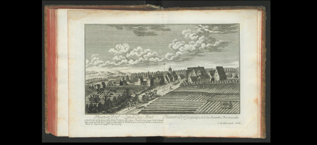 Offenes Buch mit dem Titel "Landschaft des Rhein-Wesfalens" (1805) mit einer Dorfillustration umgeben von Häusern, Bäumen, Hügeln und Wolken.