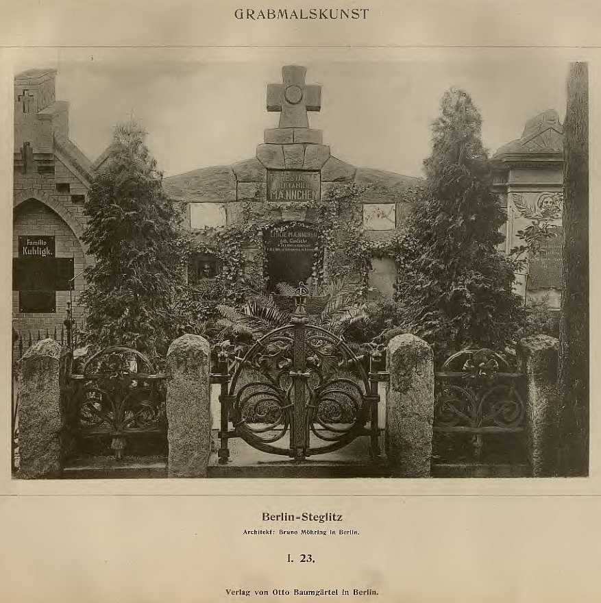 Altes Schwarz-Weiß-Foto eines Friedhofs in Berlin, Deutschland, mit einem Tor, einer Wand, Bäumen und einem Gebäude im Hintergrund mit der Inschrift "Grammalskunst, Berlin-Steglitz, Architekt, Bruue Morning in Berlin" unten.