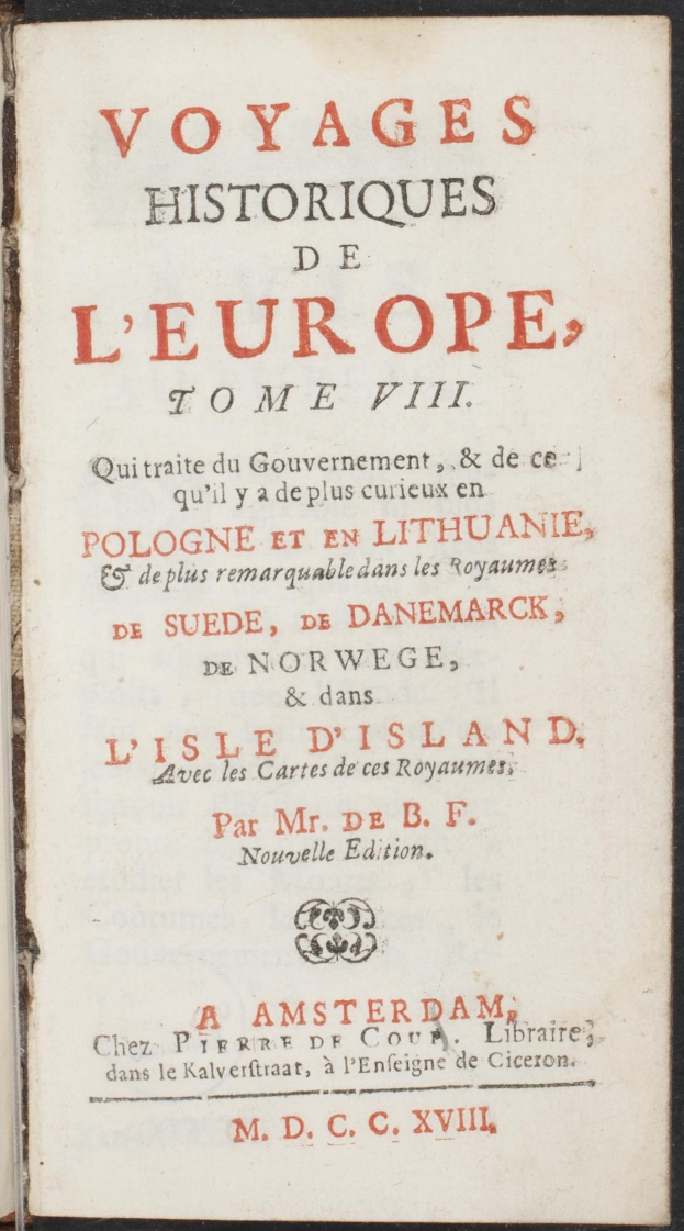 Ein offenes altes Buch mit dem Titel "Voyages Historiques de l'Europe, Tome VIII" mit einem dekorativen Rahmen um den Text auf der sichtbaren Seite.