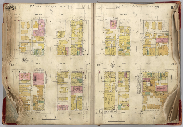 Offenes Buch mit detaillierter Stadtkarte, das als Führer dient.