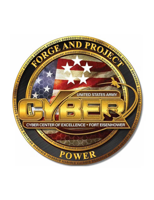 Logo der United States Army Cyber Center of Excellence auf Fort Eisenhower, bestehend aus einem blauen Kreis mit einem weißen Stern, einem weißen Rand und der Schrift 'Forge and Project Cyber Power' darunter in fetter schwarzer Schrift.