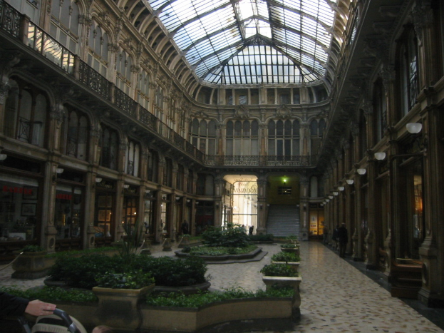 Ein Gebäude mit elektrischen Lampen, Masten, Namensschildern und Topfpflanzen.