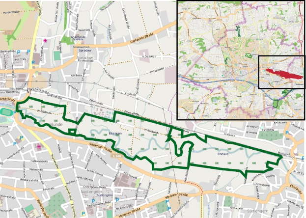 Karte einer Stadt mit einer grünen Linie, die die Route einer Fahrradtour anzeigt, unterteilt in einen oberen Abschnitt mit Straßen und Sehenswürdigkeiten und einen unteren Abschnitt mit Details zur Tour wie Start-/Endpunkte, Dauer und Sehenswürdigkeiten.