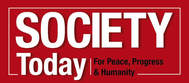 Ein Plakat mit der Aufschrift "Gesellschaft heute für Frieden, Fortschritt & Humanität" in fetter schwarzer Schrift auf einem weißen Hintergrund, eingerahmt von einem hellgelben Rand und verziert mit einer bunten Illustration einer Person mit ausgebreiteten Armen.