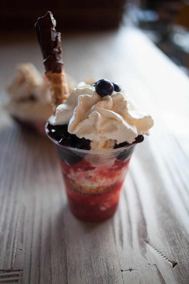 Ein Eiskönig auf einer Oberfläche.