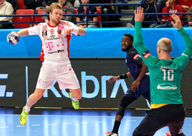 Eine Gruppe von Männern, die auf einem Platz Handball spielen, mit einem Ball in der Mitte und Zuschauern im Hintergrund bei der Futsal-Weltmeisterschaft 2019, als Bayern Munich gegen Paris Saint-Germain spielt.