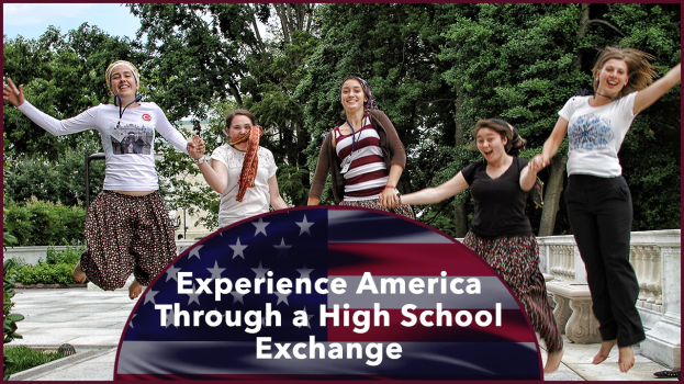 Eine Gruppe strahlender Frauen, die draußen mit Bäumen, Pflanzen und einem klaren blauen Himmel springen, mit Text unten: "Erlebe Amerika durch einen High-School-Austausch."