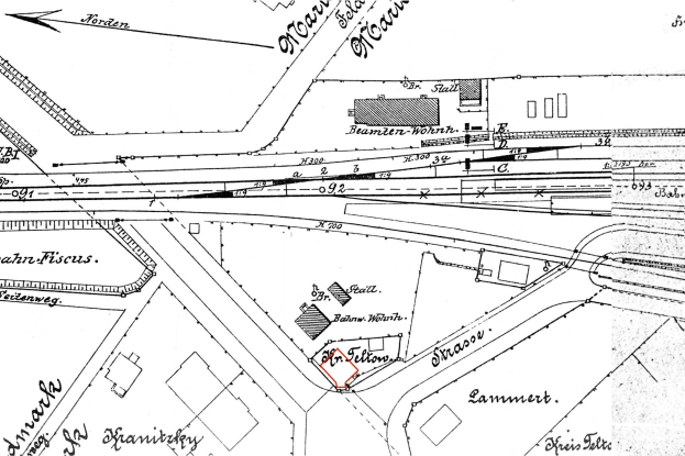 Schwarze und weiße Stadtkarte mit einer roten Linie, die den Standort eines geplanten Grundstücks markiert, einschließlich detaillierter Texte und Zahlen.