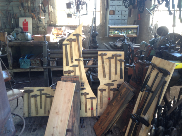 Ein aufgeschlagenes Buch mit dem Titel "Mechanic Institution, for the Advantage of Masters, Journeymen, and Apprenticeships."