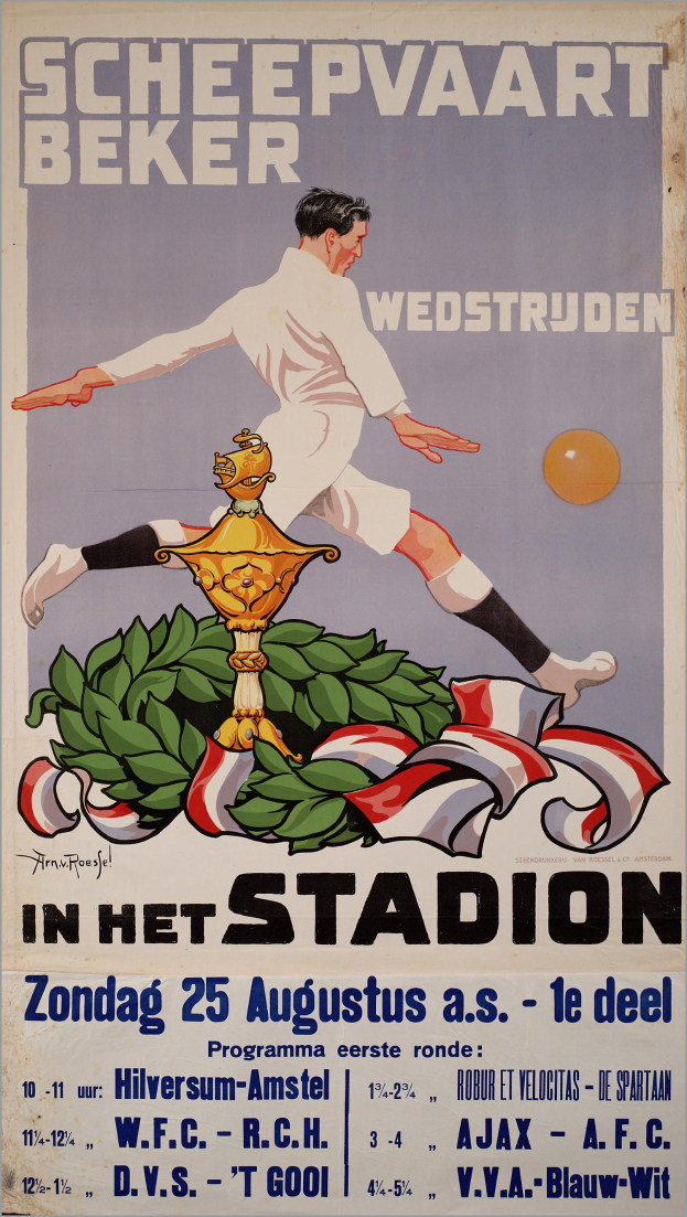 Ein Plakat, das ein Fußballspiel in den Niederlanden ankündigt, zeigt eine Person in einem weißen Trikot und Shorts mit entschlossener Miene, umgeben von grünen und gelben Blättern, mit der schwarzen Schrift 'Fußball' auf einem hellblauen Himmel.