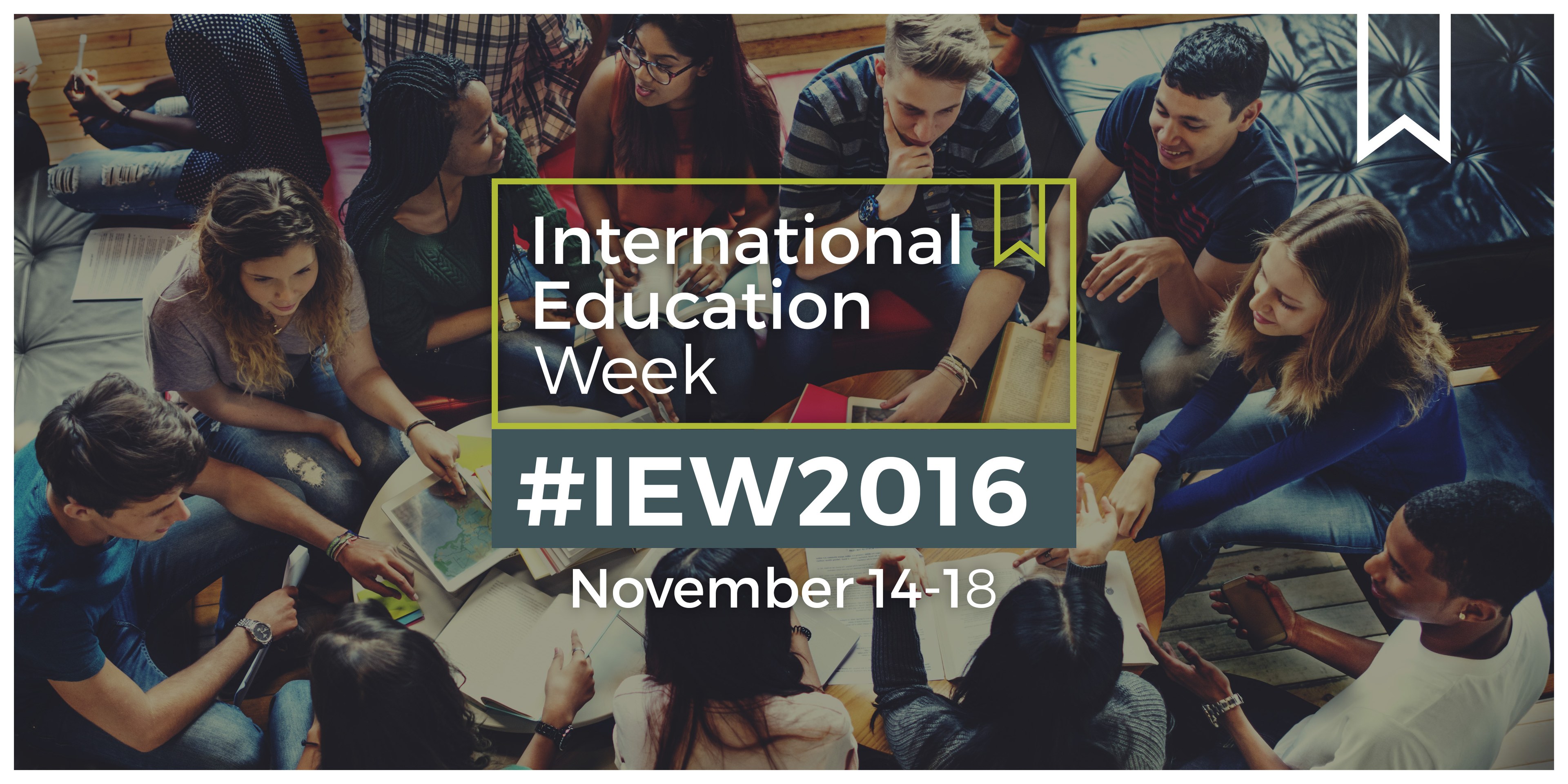 Gruppe von Menschen auf einem Sofa sitzend, einige halten Bücher und Stifte, mit 'International Education Week IEW 2016' Text in der Mitte, scheinbar in ein Gespräch vertieft.