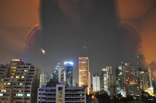 Gebäude nachts mit Lichtern beleuchtet.