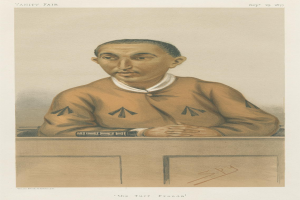 Ein Mann in einem weißen Hemd und dunklen Hosen sitzt an einem Tisch mit gefalteten Händen und einem ernsten Gesichtsausdruck, mit der Aufschrift "Die Rasenbetrug" unten.