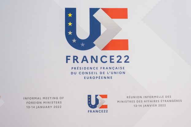Plakat für die "Frankreich 22 - Informelle Zusammenkunft der Außenminister" mit dem Logo der Europäischen Union.