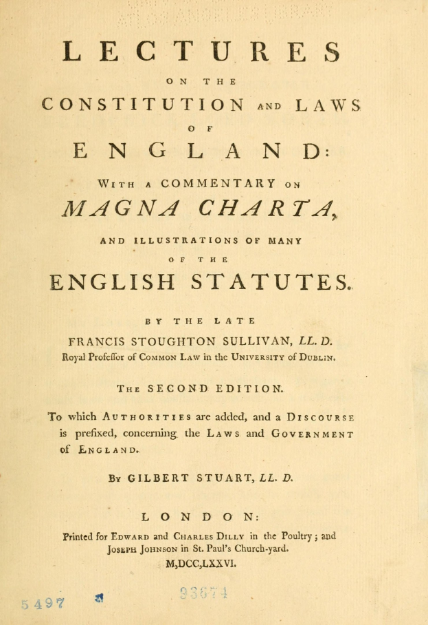 Ein offenes altes Buch mit dem Titel "Vorträge über die Verfassung und Gesetze Englands mit einem Kommentar zur Magna Charta und Illustrationen vieler englischer Gesetze" zeigt eine Seite mit schwarzer Tinte.