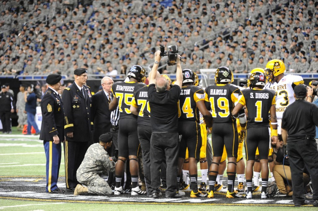 Zuschauer oben im Bild, Personen unten mit einer Kamera haltend