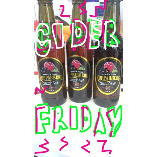 Mehrere Flaschen mit Getränken, mit einer Flasche beschriftet mit 'Freitag' und einer mit 'Cider'.