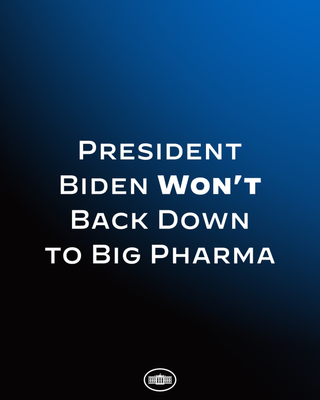 Ein blauer Hintergrund mit weißer Schrift, die "Präsident Biden gibt nicht nach Big Pharma" lautet, und ein Logo unten.