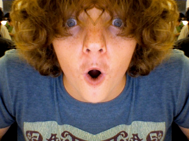 Ein Mann in einem blauen T-Shirt scheint zu schreien.