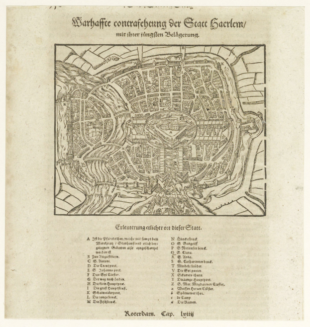 Ein altes Buch mit einer detaillierten Karte einer Stadt, die Straßen, Gebäude und Sehenswürdigkeiten zeigt, begleitet von beschreibendem Text.