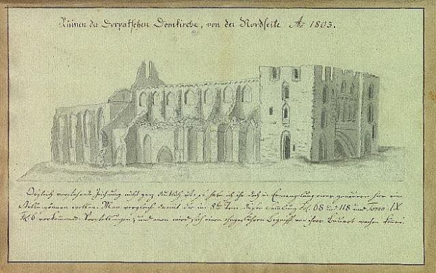 Ein detaillierter Entwurf einer verfallenen Kirche in Deutschland mit kunstvollen architektonischen Details wie Fenstern, Bögen und Säulen, vor einer grünen Landschaft, begleitet von beschreibendem Text auf dem Papier.