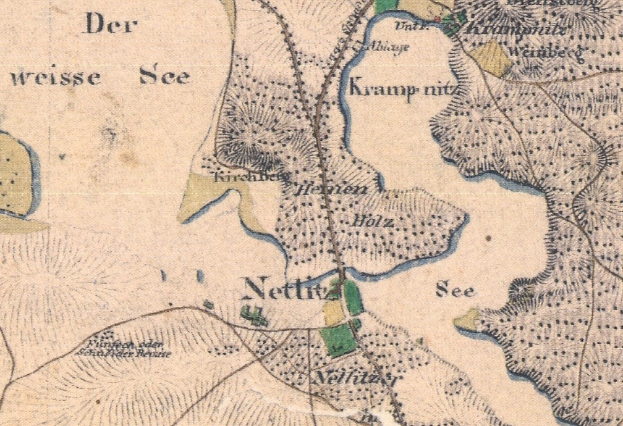 Ein detaillierter alter Stadtplan von Nettlitz, Deutschland, der Straßen, Gebäude und Sehenswürdigkeiten mit Textanmerkungen zeigt.