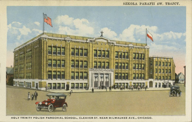 Plakat für die Heilige Dreifaltigkeit Polnische Pfarrschule in Cleveland, Ohio, das ein Gebäude mit Fenstern, Menschen, Fahrzeugen, Flaggen und einem bewölkten Himmel zeigt, mit Text unten.