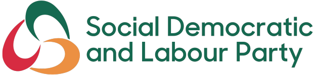 Der Text "Sozialdemokratische und Arbeiterpartei" in fetter schwarzer Schrift, mittig auf einem weißen Hintergrund mit einem dünnen schwarzen Rand.