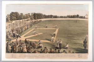 Eine Gruppe von Menschen, die Cricket auf einem grünen Feld mit Bäumen im Hintergrund und einem klaren blauen Himmel spielen, mit dem Text "Das Zweite Große Match-Spiel um die Meisterschaft" unten.