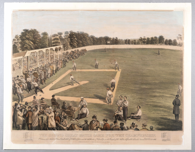 Eine Gruppe von Menschen, die Cricket auf einem grünen Feld mit Bäumen im Hintergrund und einem klaren blauen Himmel spielen, mit dem Text "Das Zweite Große Match-Spiel um die Meisterschaft" unten.