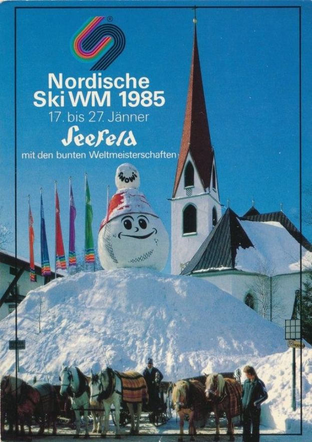 Plakat für die Nordischen Skiweltmeisterschaften 1985 in Seefeld, Schweiz, das eine schneebedeckte Landschaft mit Skifahrern, Pferden, Skistöcken, Fahnen, Gebäuden, Bäumen und einem Himmel im Hintergrund sowie textliche Informationen zum Ereignis zeigt.