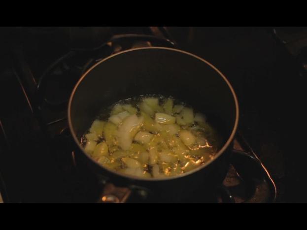 Ein Herd mit einem Topf darauf, in dem ein Gegenstand gekocht wird.