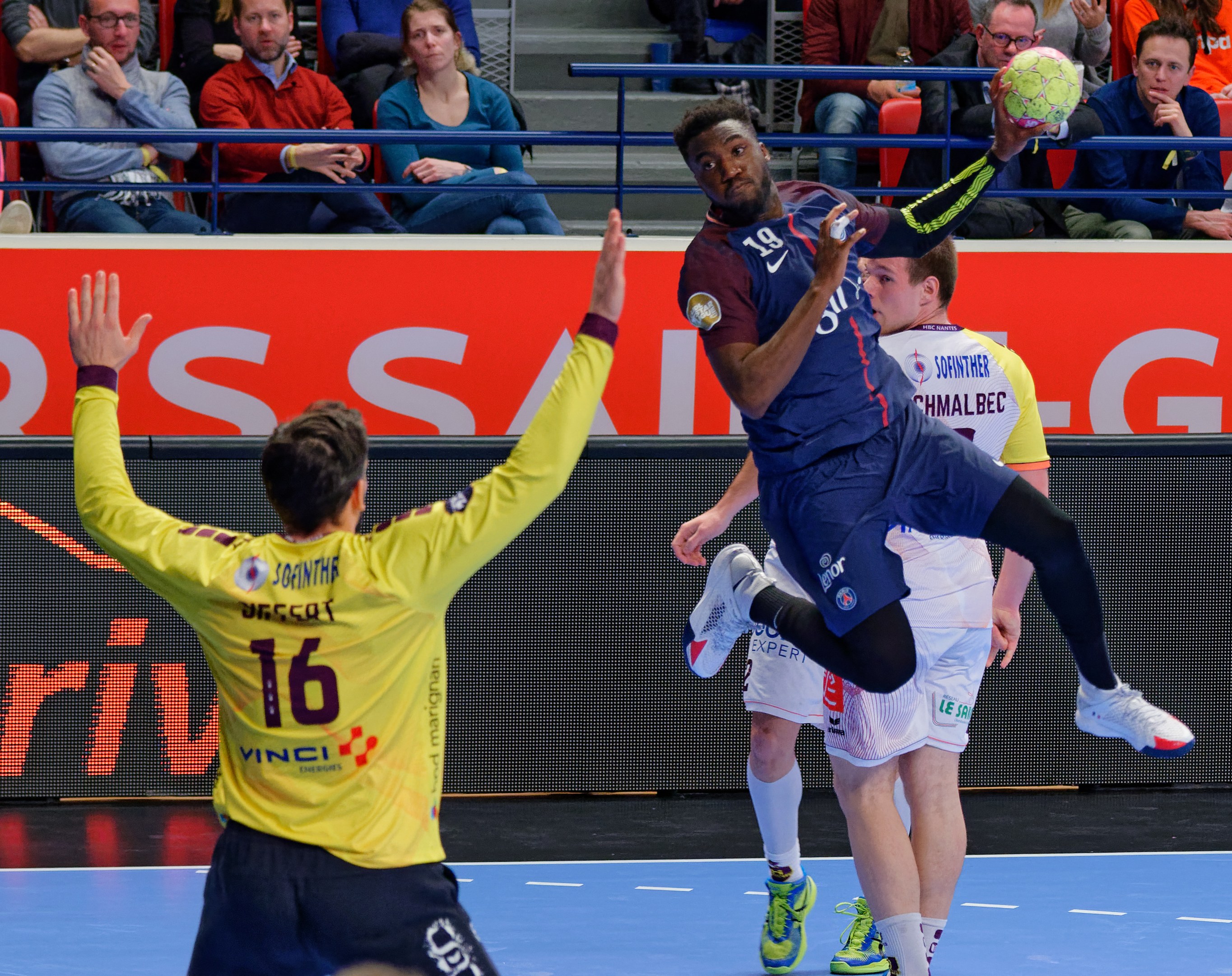 Mannergruppe spielt Handball auf einem Court mit einem Ball in der Luft, in einer Stadionatmosphäre während des Futsal-Weltmeisterschaftsspiels 2019 zwischen Paris Saint-Germain und Bordeaux.