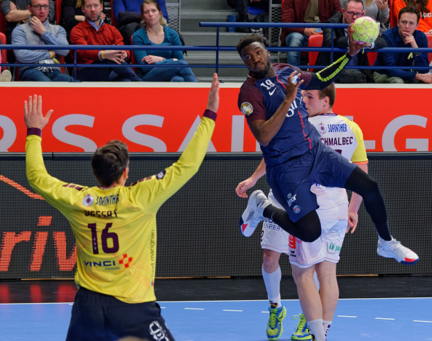 Mannergruppe spielt Handball auf einem Court mit einem Ball in der Luft, in einer Stadionatmosphäre während des Futsal-Weltmeisterschaftsspiels 2019 zwischen Paris Saint-Germain und Bordeaux.