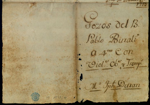 Ein altes Buch mit Handschrift darauf, vor einem dunklen Hintergrund, mit dem Text "Pablo Bunali, ein 4-on-4-on Viola Ob' v Trump" auf dem Papier.