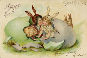 Eine altmodische Osterkarte mit zwei Kindern, einem Jungen und einem Mädchen, die in einem großen Ei sitzen und von zwei Kaninchen umgeben sind, mit einem Text, der einen fröhlichen Ostergruß wünscht.