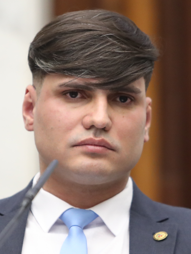 Abgeordneter Devin Nunes, gekleidet in Anzug und Krawatte, spricht in ein Mikrofon mit unscharfem Hintergrund.