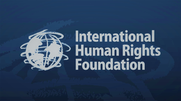 Das Logo der International Human Rights Foundation auf einem blauen Hintergrund, das die Worte 'International Human Rights' in weißer Schrift und eine mehrfarbige Weltkugel in der Mitte zeigt, umgeben von einem weißen Kreis mit blauer Umrandung.